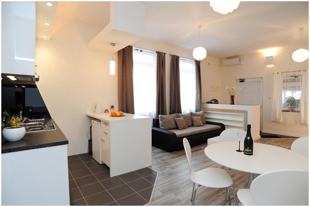 Guest House D&G -I Apartment & Room Zadar Bagian luar foto